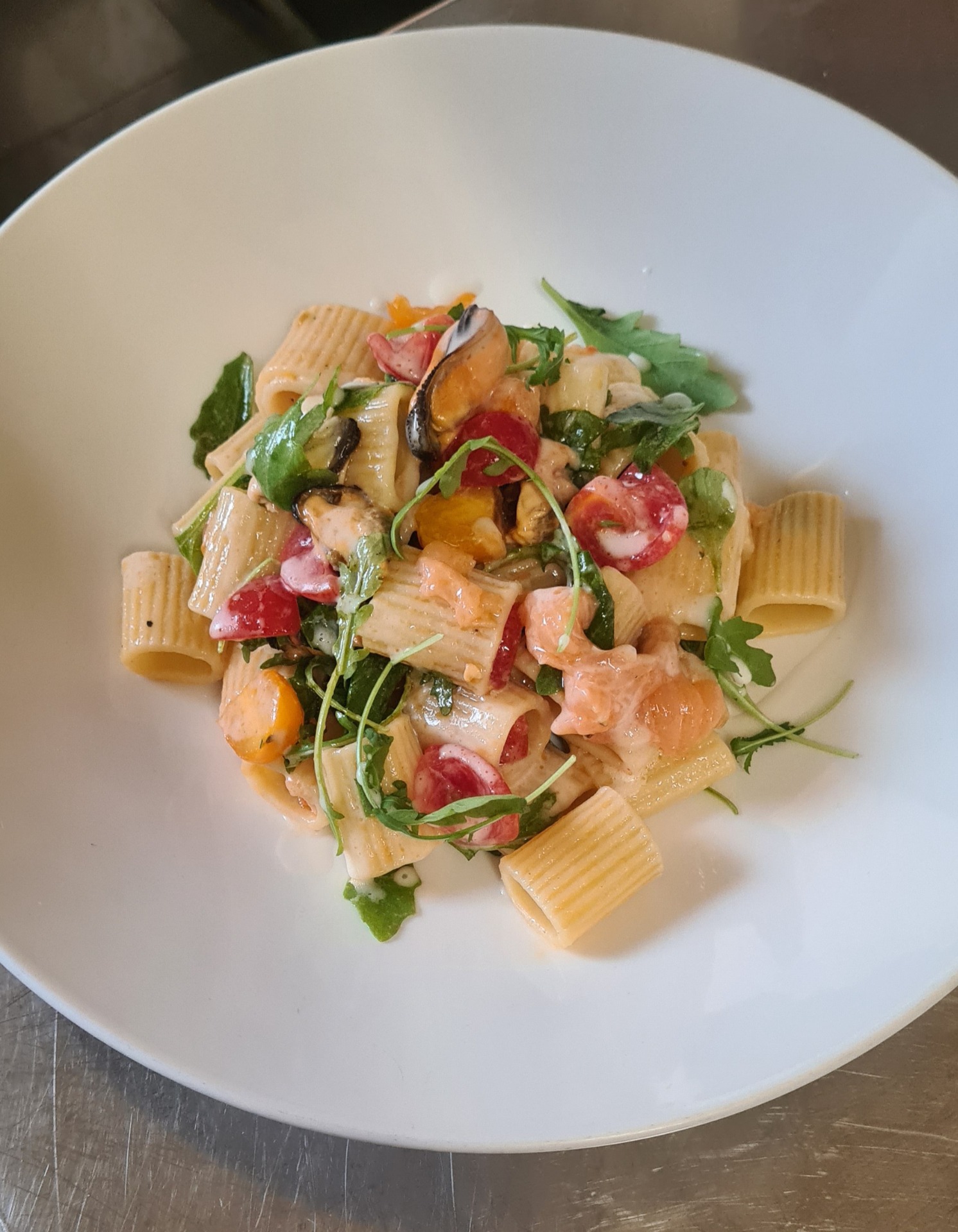 Pasta fredda, cozze, salmone crudo, rucola, pomodorini